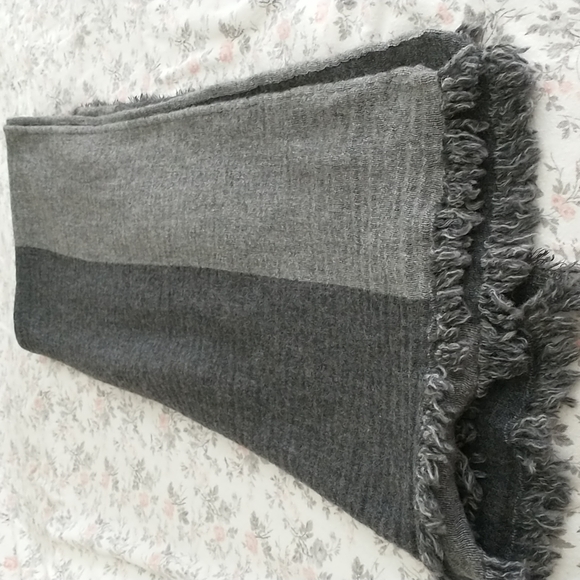 New! Open arm poncho or shoulder wrap, blanket scarf, gray, OSFM, soft - Picture 5 of 5